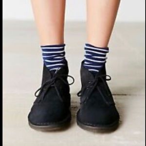 Clarks women’s desert boots - black